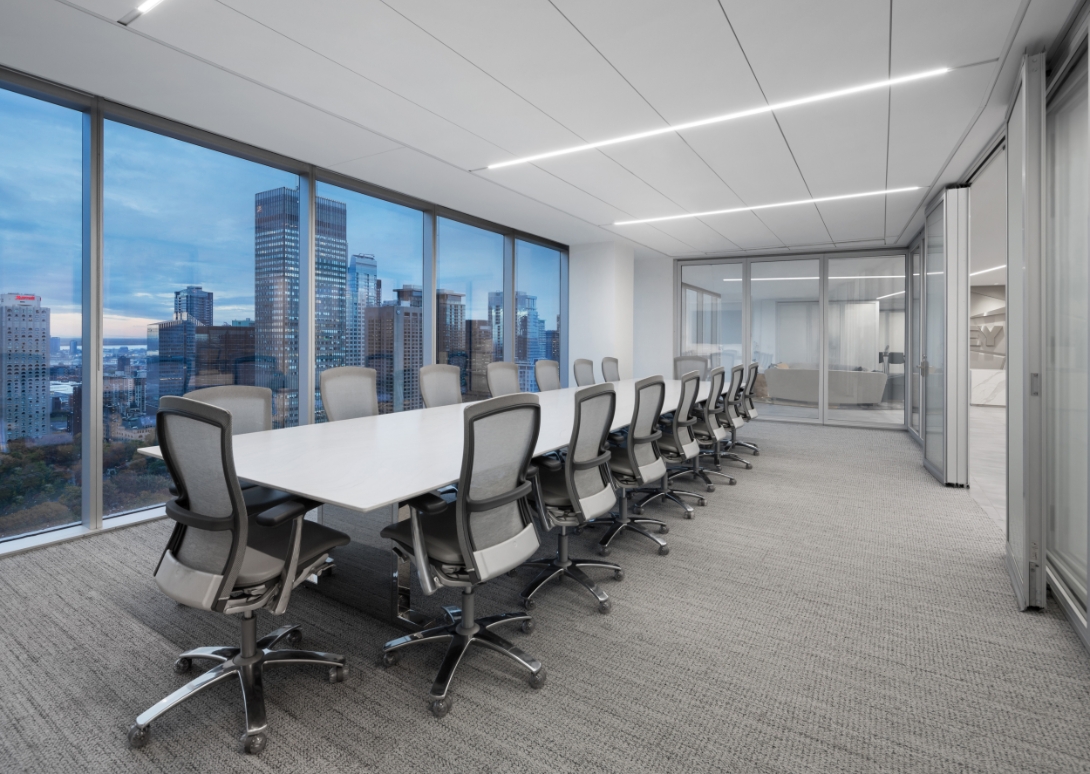 Professionnel en uniforme nettoyant un bureau moderne à Montréal